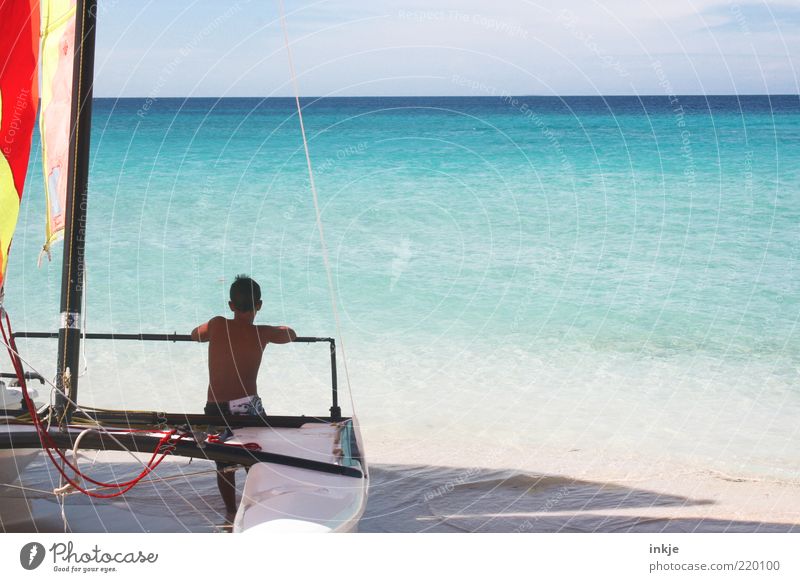 der Junge und das Meer Lifestyle exotisch Glück Sommerurlaub Sonne Strand Wassersport Katamaran Schönes Wetter Atlantik Sand Horizont träumen Fernweh Erholung