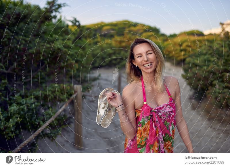 Lachende glückliche vivacious Frau im Urlaub Glück Ferien & Urlaub & Reisen Tourismus Sommer Strand Erwachsene 1 Mensch 30-45 Jahre Wege & Pfade Bikini Schuhe