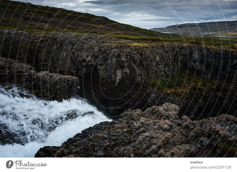 Absturz Natur Landschaft Himmel Wolken Frühling Wetter Felsen Berge u. Gebirge Wellen Flussufer Wasserfall fallen dunkel blau braun grau weiß Schlucht Island