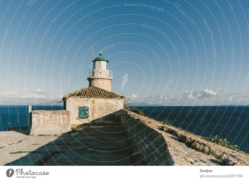 Leuchtturm im Old Venetian Fortress, Kérkira Landschaft Wasser Himmel Wolken Horizont Schönes Wetter Gras Korfu Hauptstadt Menschenleer Haus Sehenswürdigkeit