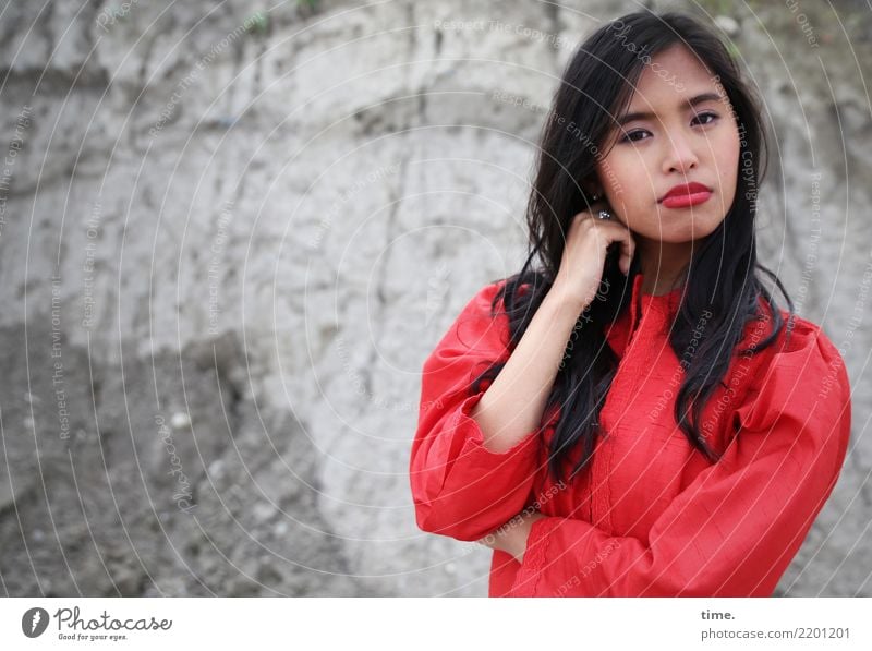 Pinkaholickaye feminin Frau Erwachsene 1 Mensch Felsen Kleid schwarzhaarig langhaarig beobachten Denken festhalten Blick warten kalt schön Coolness