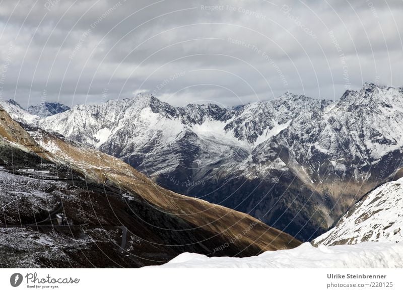 Blick auf die Ötztaler Berge vom Rettenbachgletscher Berge u. Gebirge Alpen Gipfel Schnee Neuschnee hoch steil Bergkamm Österreich Alm Tal alpin Landschaft