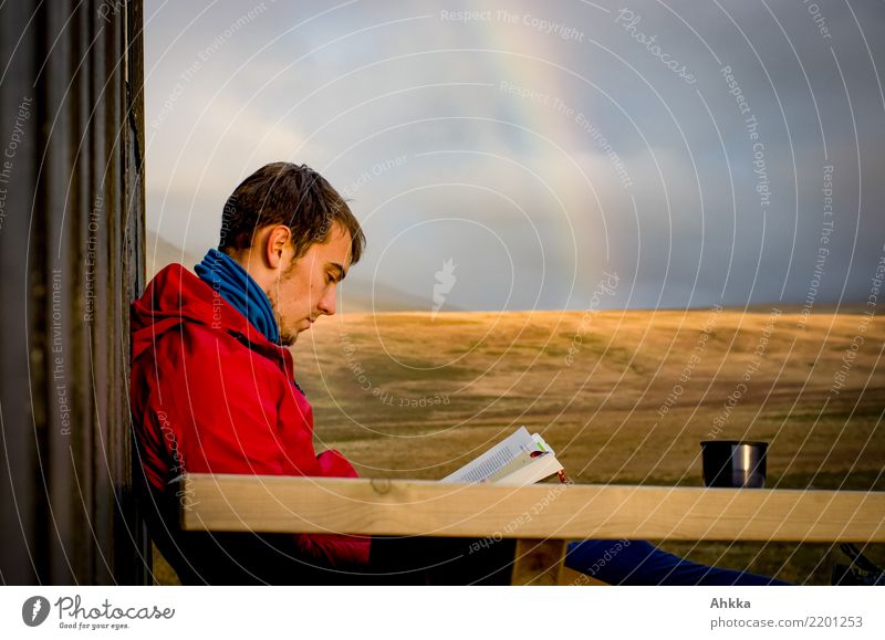 Man ließt Buch im Freien vor Regenbogen Erholung lesen Ferien & Urlaub & Reisen Bildung Wissenschaften Erwachsenenbildung lernen Studium Student Feierabend