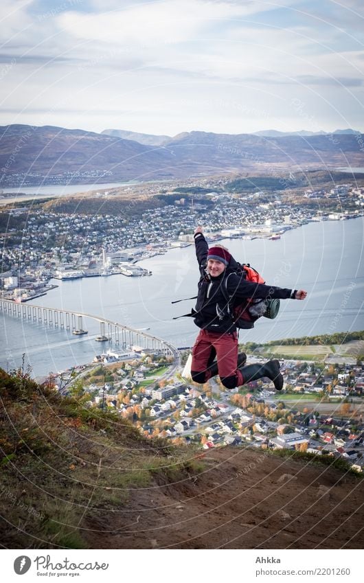 Junge Frau springt fröhlich über dem Fjord von Tromsø Ferien & Urlaub & Reisen Abenteuer Berge u. Gebirge wandern lernen Jugendliche Landschaft Hafenstadt