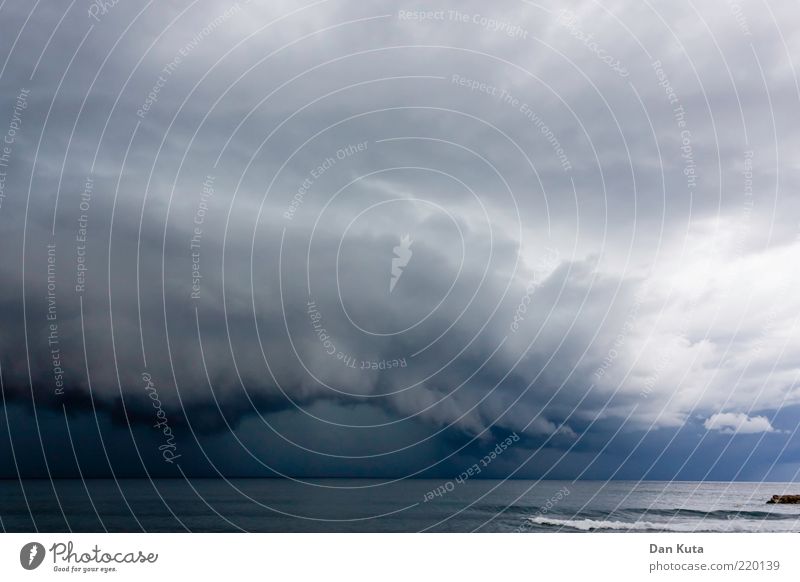 Der Sturm nach dem Sturm Urelemente Wasser Wolken Gewitterwolken Sommer Klima Klimawandel Wetter schlechtes Wetter Unwetter Wind Bucht Meer Mittelmeer