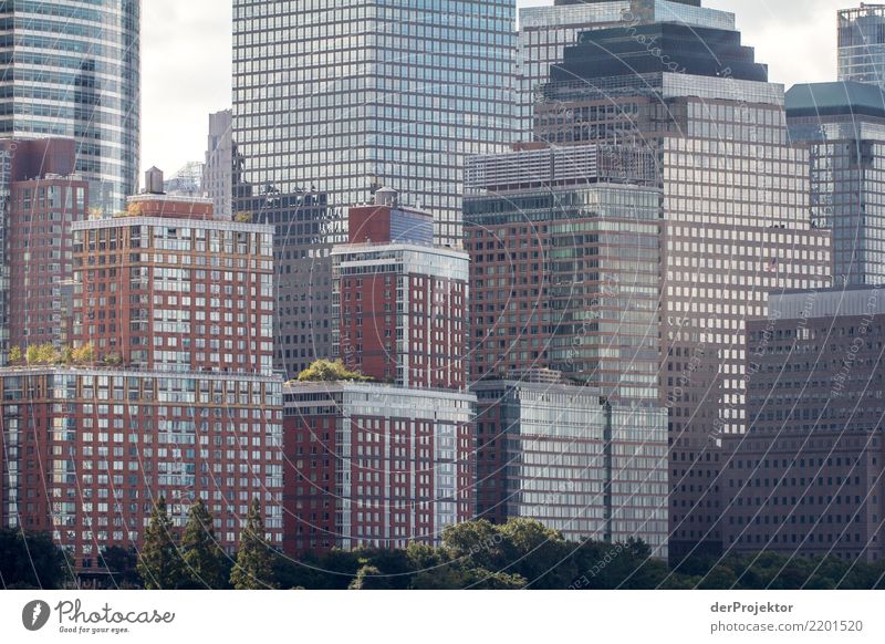 Hochaus in New York Zentralperspektive Starke Tiefenschärfe Sonnenlicht Reflexion & Spiegelung Kontrast Schatten Licht Tag Textfreiraum Mitte