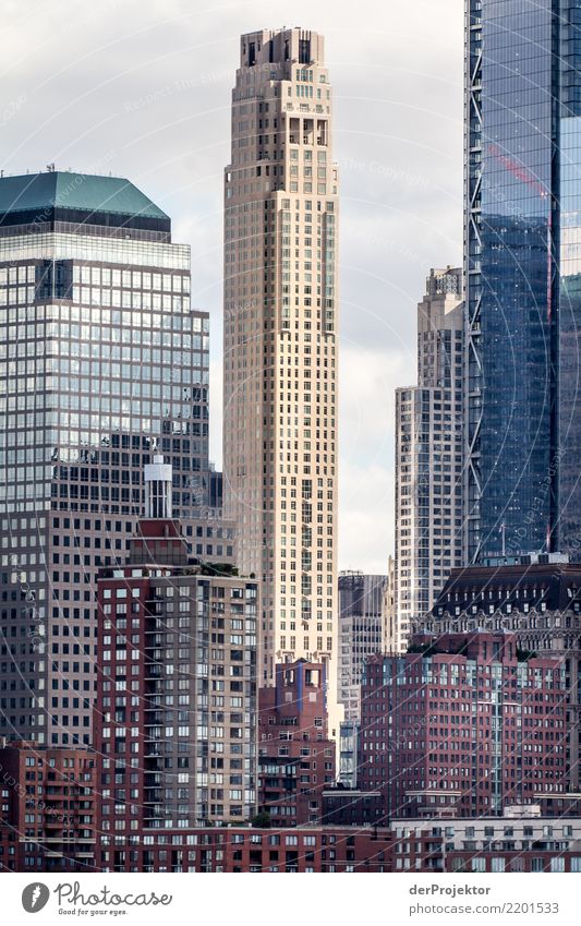 Hochaus in New York Zentralperspektive Starke Tiefenschärfe Sonnenlicht Reflexion & Spiegelung Kontrast Schatten Licht Tag Textfreiraum Mitte