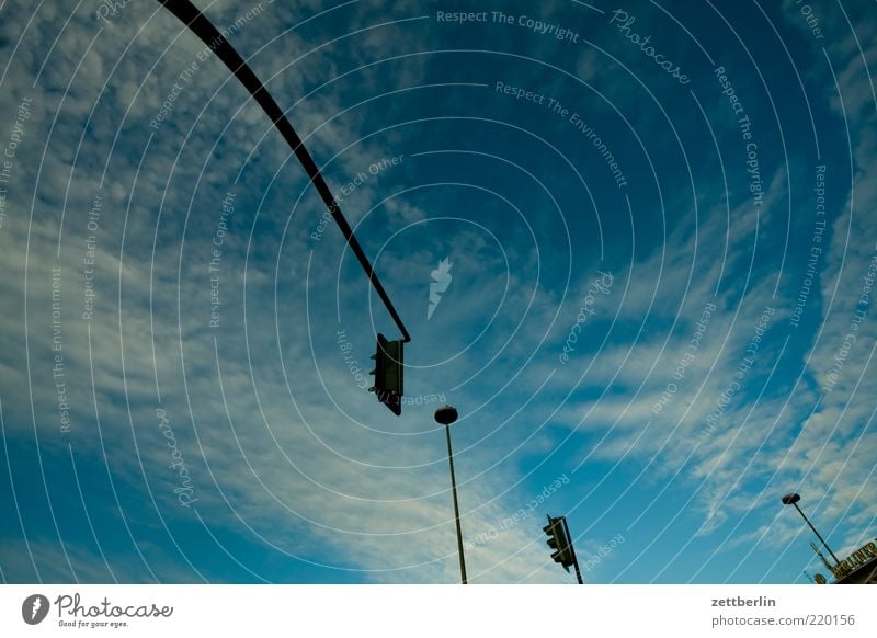 Ampel, Lampe, Ampel, Lampe Verkehrszeichen Regel Laterne Licht Beleuchtung Himmel Wolken Straßenkreuzung Wegkreuzung Schönes Wetter Textfreiraum Wolkenformation