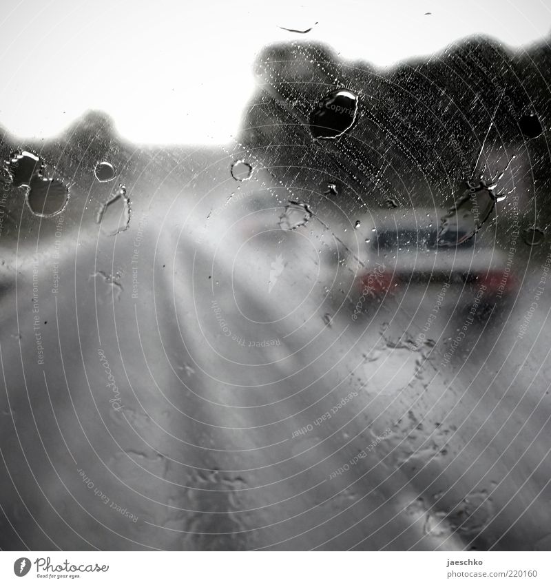 Pendlermelancholie Herbst Wetter schlechtes Wetter Unwetter Regen Verkehr Berufsverkehr Straßenverkehr Autofahren Autobahn PKW dunkel grau Fernweh Ärger