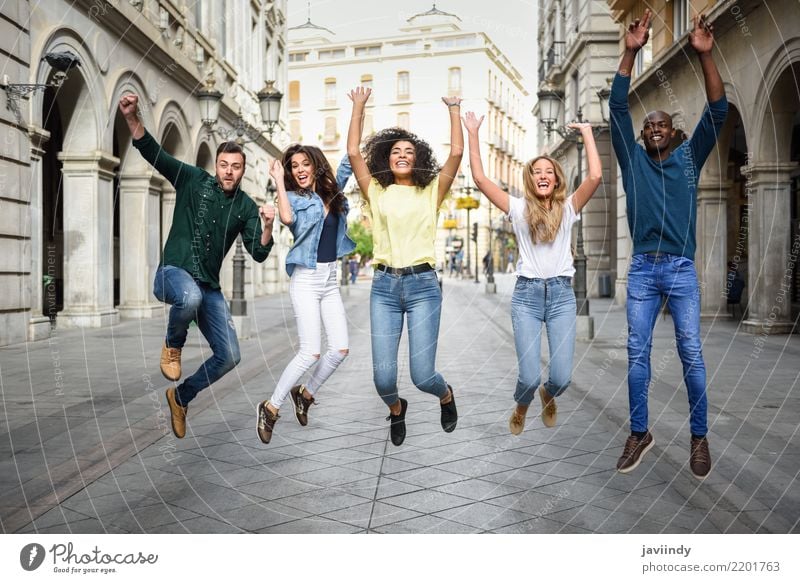 Multi-ethnische Gruppe junger Menschen, die im städtischen Hintergrund im Freien zusammen Spaß haben. Lifestyle Freude Glück schön Sommer Frau Erwachsene Mann