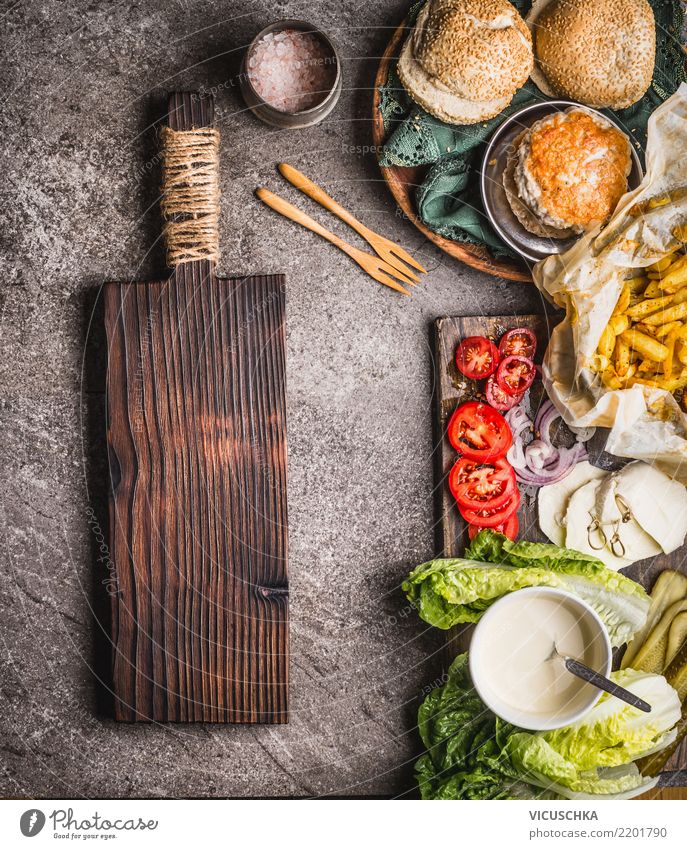 Hausgemachte Burger Zutaten Lebensmittel Fleisch Gemüse Salat Salatbeilage Brot Ernährung Mittagessen Festessen Geschirr Stil Design Häusliches Leben Tisch