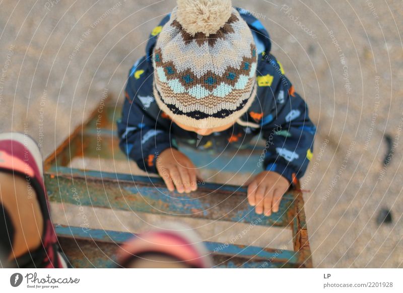 kleines Baby klettert auf eine Leiter Freizeit & Hobby Spielen Kinderspiel Kindererziehung Bildung Kindergarten Schulhof Azubi Mensch Kleinkind Eltern