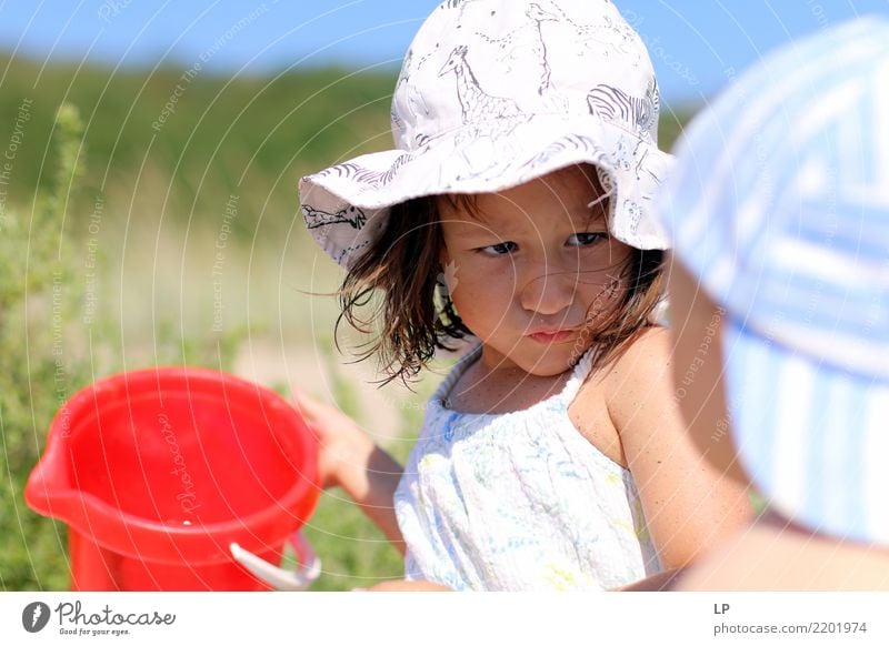 Kinder, die sich um Spielzeug streiten Kindererziehung Bildung Kindergarten Mensch feminin Baby Kleinkind Eltern Erwachsene Geschwister Großeltern Senior