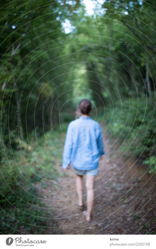 Ins Ungewisse I feminin Junge Frau Jugendliche 1 Mensch 18-30 Jahre Erwachsene 30-45 Jahre Natur Sommer Wald gehen träumen ästhetisch achtsam Erholung Neugier