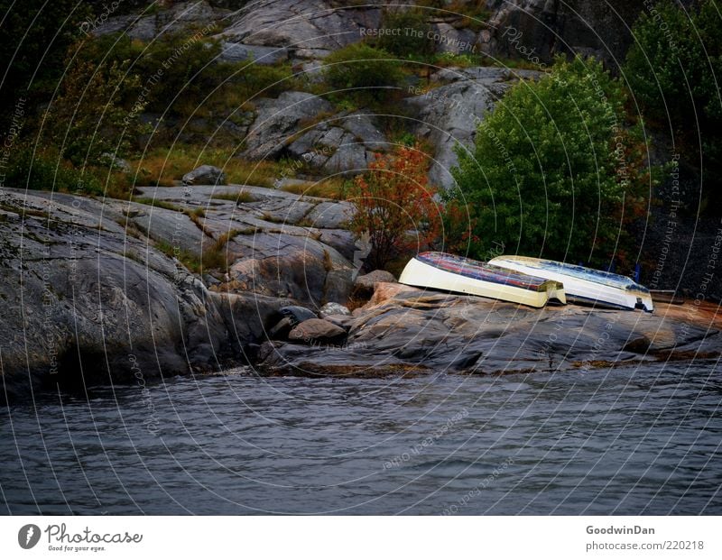 Zweisam Umwelt Natur Landschaft Urelemente Wasser Klima Wetter Küste liegen alt authentisch Wasserfahrzeug Farbfoto Außenaufnahme Menschenleer Dämmerung Licht