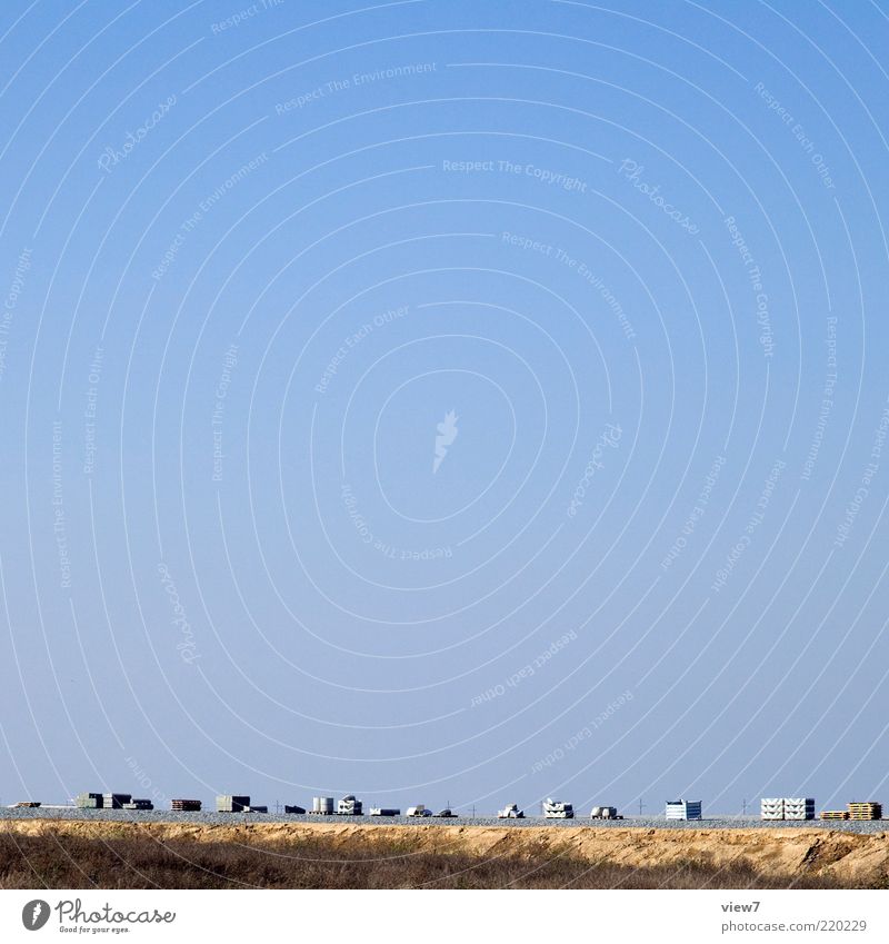 Warteschlange Umwelt Erde Himmel Wolkenloser Himmel Schönes Wetter einfach oben Einsamkeit Ordnung Reihe Straßenbau Farbfoto Außenaufnahme Menschenleer