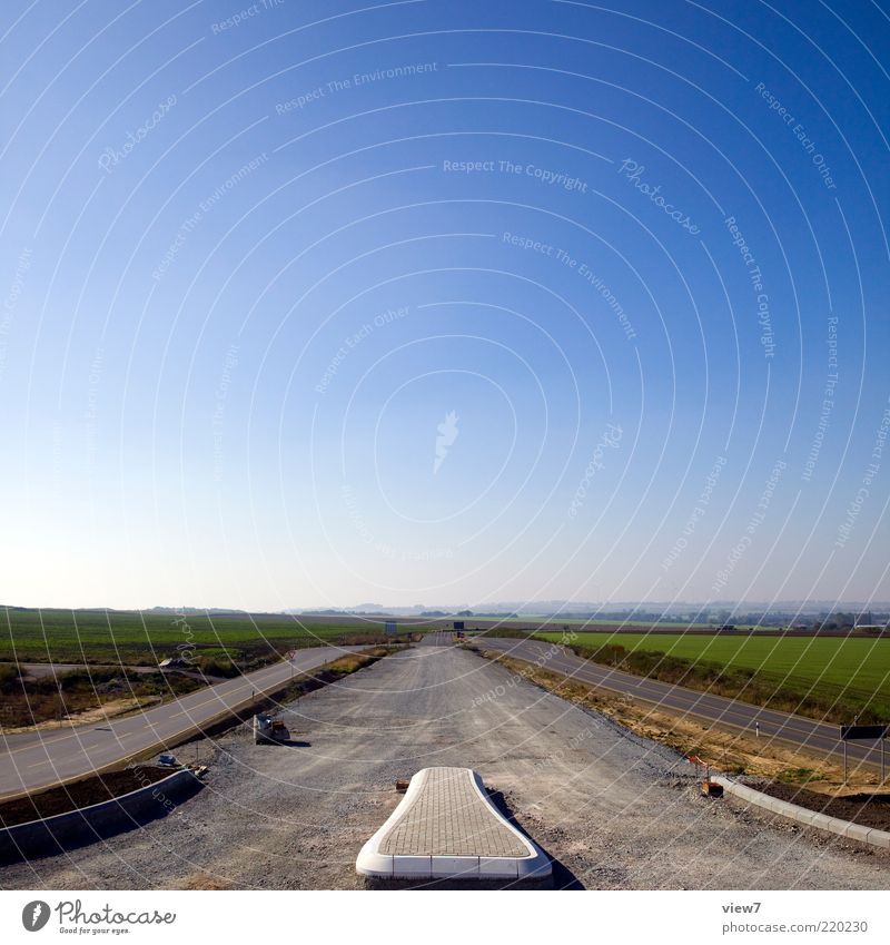 nach irgendwo ... Baustelle Umwelt Natur Landschaft Himmel Wolkenloser Himmel Verkehrswege Straße authentisch einfach lang neu Straßenbau Bordsteinkante