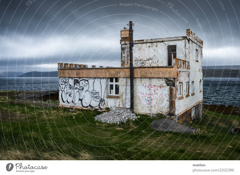 Altes Gutshaus am Fjord Natur Landschaft Pflanze Wolken Horizont Frühling Schönes Wetter Wind Gras Wiese Küste Meer Burg oder Schloss Ruine Gebäude alt Island