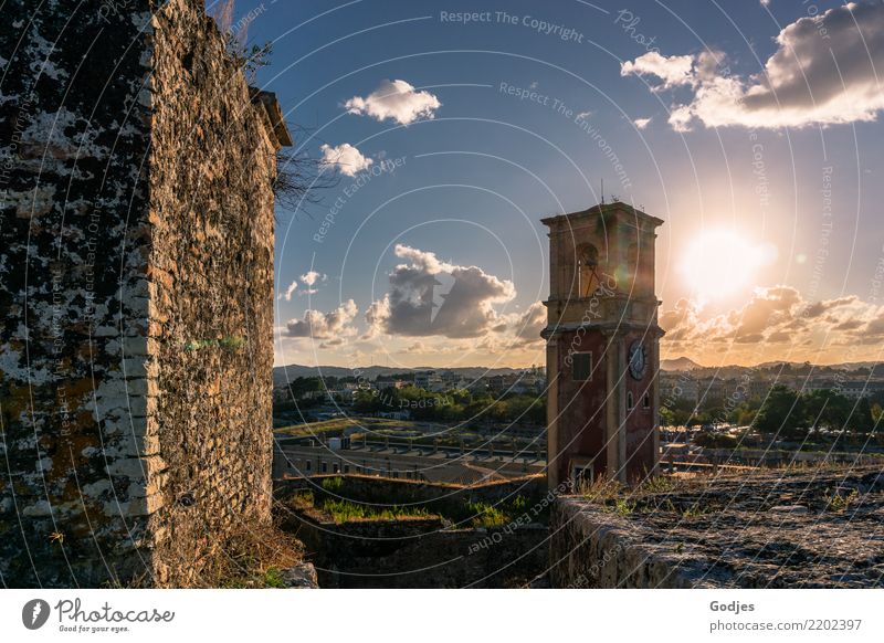 Turmuhr Himmel Wolken Sonne Sonnenlicht Sommer Gras Berge u. Gebirge Kérkira Korfu Hauptstadt Hafenstadt Kirche Ruine Gebäude Architektur Mauer Wand