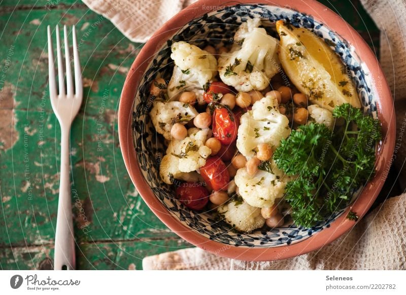 Mittagspause Lebensmittel Gemüse Blumenkohl Kichererbsen Zitrone Cherrytomaten Tomate Petersilie Ernährung Essen Bioprodukte Vegetarische Ernährung Diät Fasten