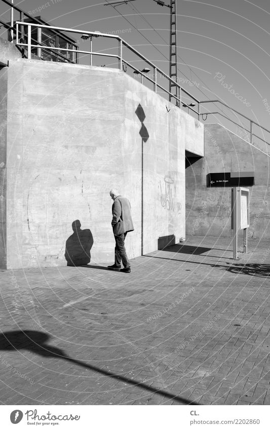 zu den zügen Mensch maskulin Mann Erwachsene Senior Leben 1 45-60 Jahre Himmel Schönes Wetter Platz Mauer Wand Treppe Verkehr Verkehrsmittel Verkehrswege