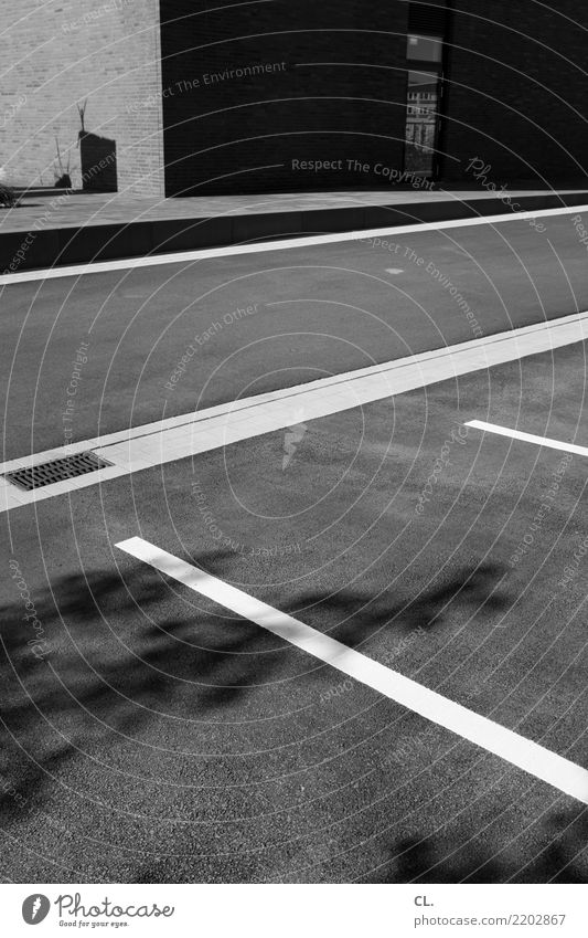 linien Schönes Wetter Menschenleer Haus Mauer Wand Verkehr Verkehrswege Straßenverkehr Wege & Pfade Gully Linie ästhetisch eckig komplex Ordnung Perspektive