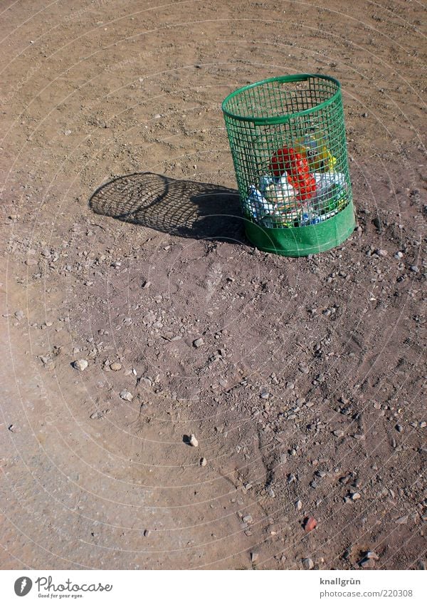 Füttern erlaubt! Papierkorb Müllbehälter stehen dreckig rund braun grün Verantwortung achtsam standhaft Reinlichkeit Sauberkeit nachhaltig Umwelt Umweltschutz