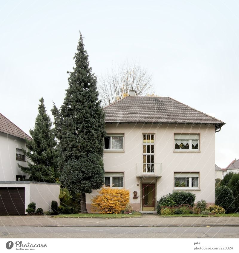 wohngegend Himmel Pflanze Baum Sträucher Garten Haus Einfamilienhaus Bauwerk Gebäude Architektur Fassade Balkon Fenster Tür Dach Farbfoto Außenaufnahme