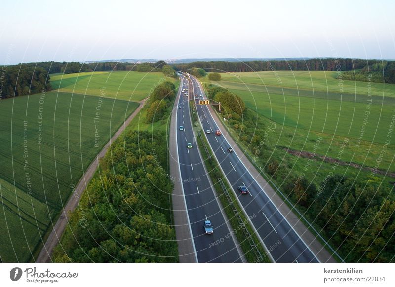 Fernfahrer Autobahn fahren Geschwindigkeit überholen Ferne Ferien & Urlaub & Reisen Hochgeschwindigkeit Aussicht Verkehr PKW Eile