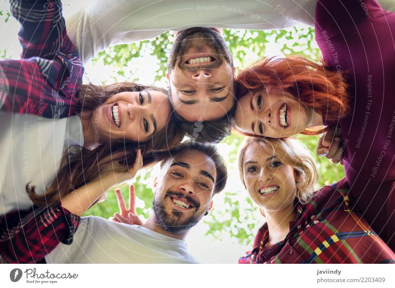 Gruppe von jungen Menschen zusammen im Freien in städtischen Hintergrund. Lifestyle Freude Glück schön Frau Erwachsene Mann Freundschaft Menschengruppe Herbst