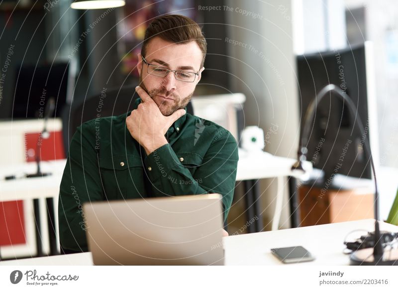 Junger Mann studiert mit Laptop-Computer auf weißem Schreibtisch. Lifestyle Schule lernen Studium Arbeit & Erwerbstätigkeit Business Notebook