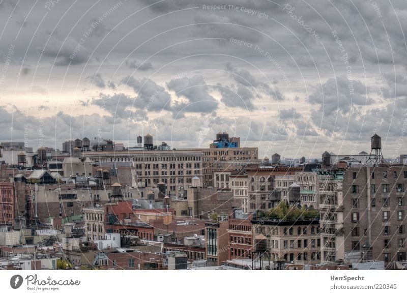 Soho view Wolken New York City Manhattan Skyline Stadt braun grau HDR Wolkenhimmel Wolkenformation Dach Zisterne Überblick Stimmung Farbfoto Außenaufnahme