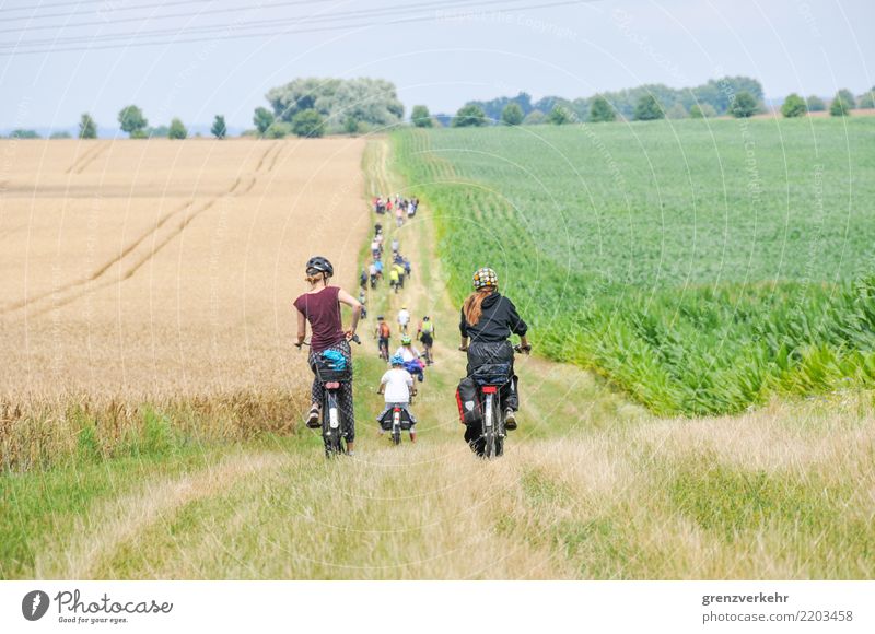 Fahrradtour Fahrradfahren Ferien & Urlaub & Reisen Jugendliche Menschengruppe Fahrradweg Feld Fußweg Fahrradhelm Kindergruppe abwärts Jugendcamp Ferienfreizeit