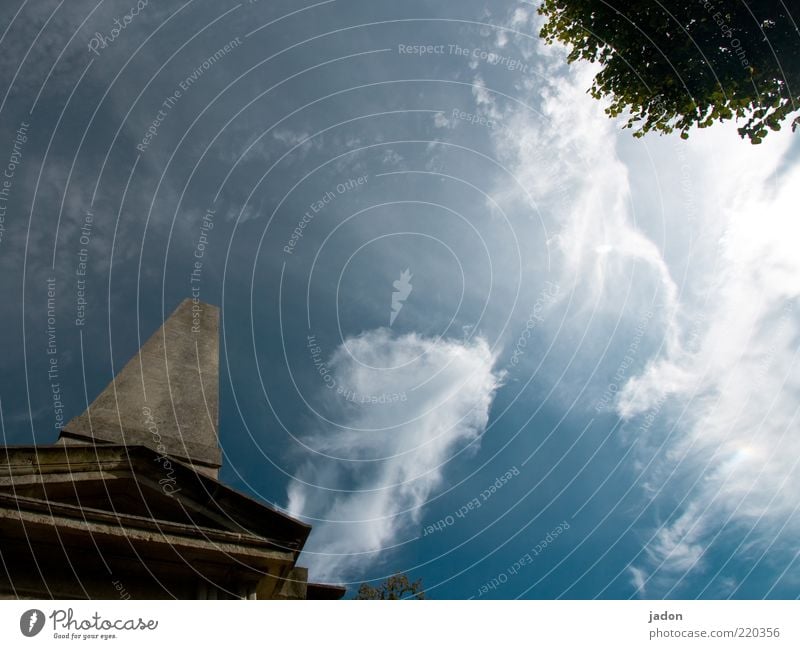 nach oben zeigend. Himmel Wolken Stein dünn blau weiß Stele Außenaufnahme Textfreiraum Mitte Tag Froschperspektive Monolith aufwärts vertikal himmelwärts