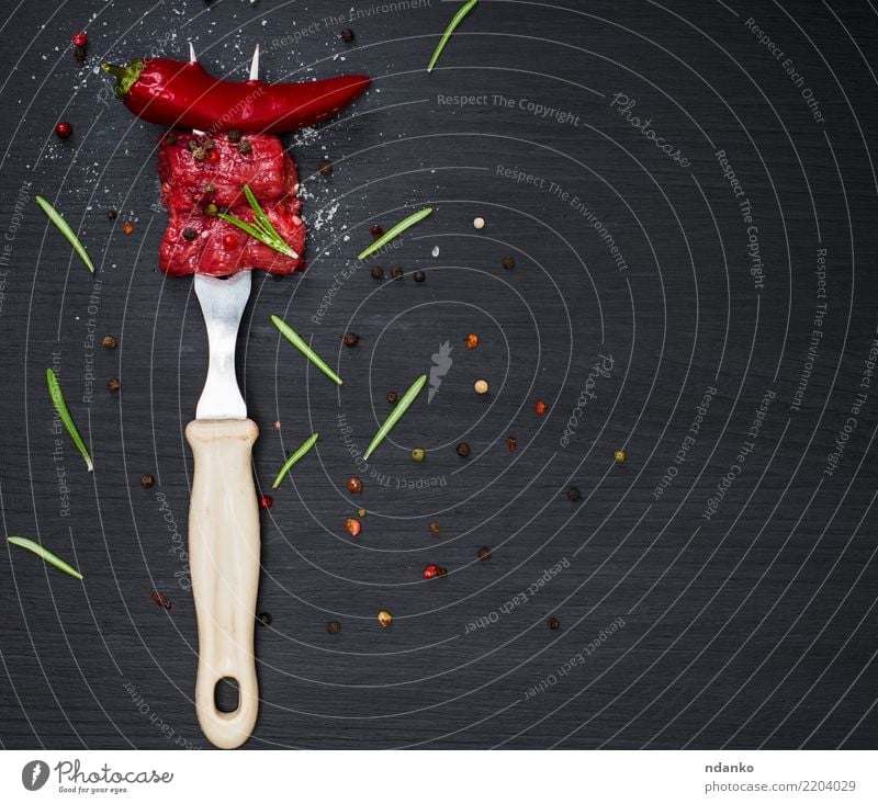 zwei Stücke Rindfleisch Fleisch Kräuter & Gewürze Abendessen Besteck Gabel Tisch Küche Holz Essen frisch natürlich grün rot schwarz Hintergrund Blut Holzplatte