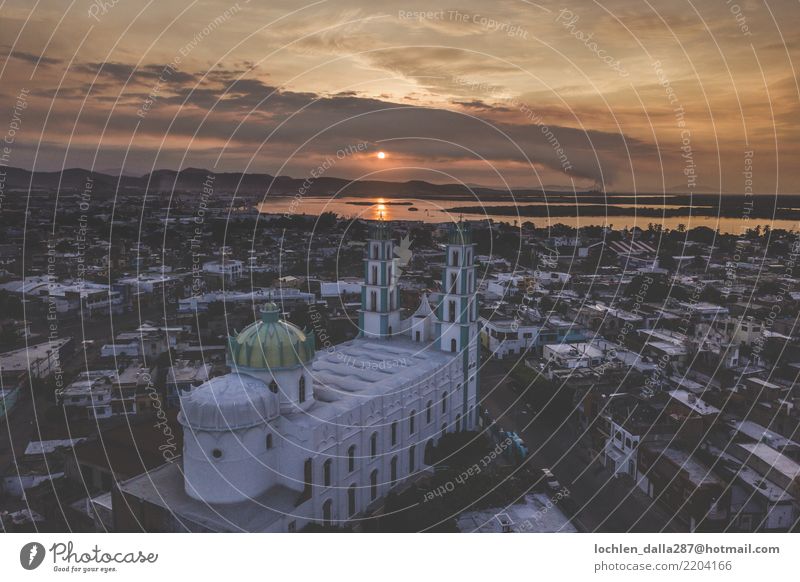 Sonnenaufgang über einer Kathedrale // Mazatlan Mexiko Himmel Wolken Horizont Sonnenuntergang Sommer Stadt Altstadt bevölkert Kirche Dom Bauwerk Gebäude