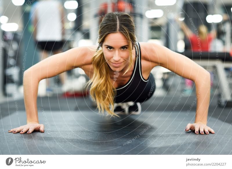 Junge Schönheit, die Liegestütze in der Turnhalle tut. Lifestyle Körper Sport Fitness Sport-Training Mensch Frau Erwachsene 1 18-30 Jahre Jugendliche muskulös