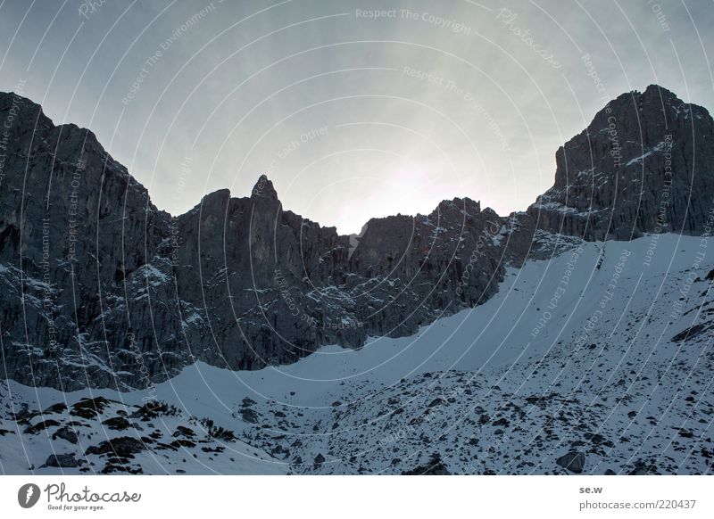 Der erste Schnee! Sommer Winter Felsen Alpen Berge u. Gebirge Lamsenspitze Kalkalpen Pertisau Gipfel Schneebedeckte Gipfel leuchten bedrohlich gigantisch blau