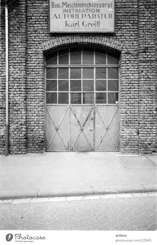 Karl Greifs Werkstatt retro Vergangenheit Autowerkstatt Handwerk Quadrat Backstein historisch Tor garu Schwarzweißfoto alt Metall Einsamkeit früher