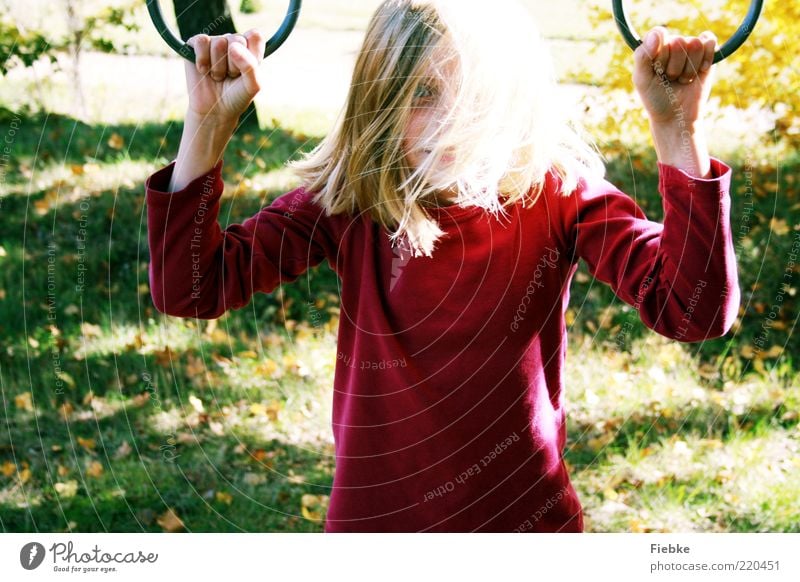 Herbstkind Spielen Kind Mädchen Kindheit 1 Mensch 8-13 Jahre Natur Schönes Wetter Gras Wiese Pullover blond langhaarig genießen leuchten träumen hell natürlich