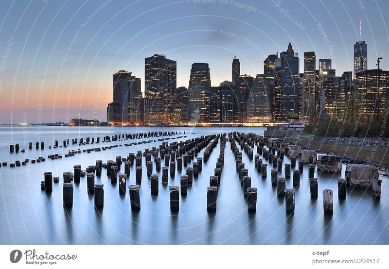 Manhattan Skyline from Brooklyn New York City Stars and Stripes Stadt Hauptstadt Stadtrand Menschenleer Hochhaus Bauwerk Gebäude Architektur