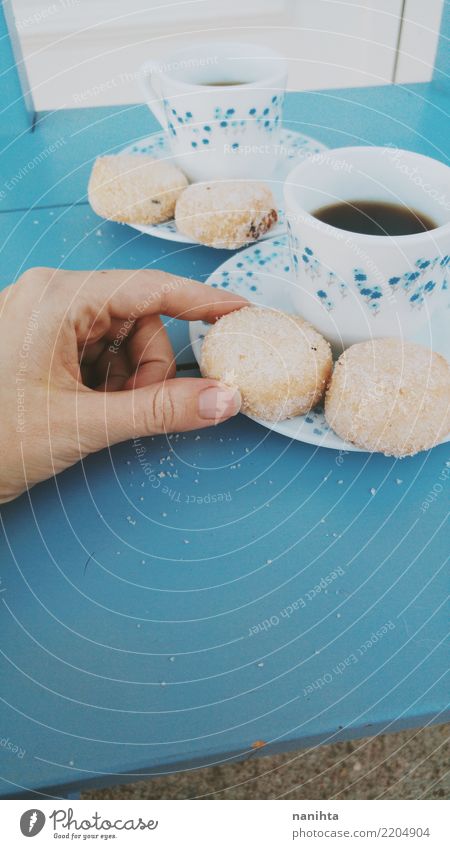 Teetassen und traditionelles Buttergebäck Lebensmittel Teigwaren Backwaren Süßwaren Ernährung Essen Frühstück Kaffeetrinken Getränk Heißgetränk Geschirr Teller