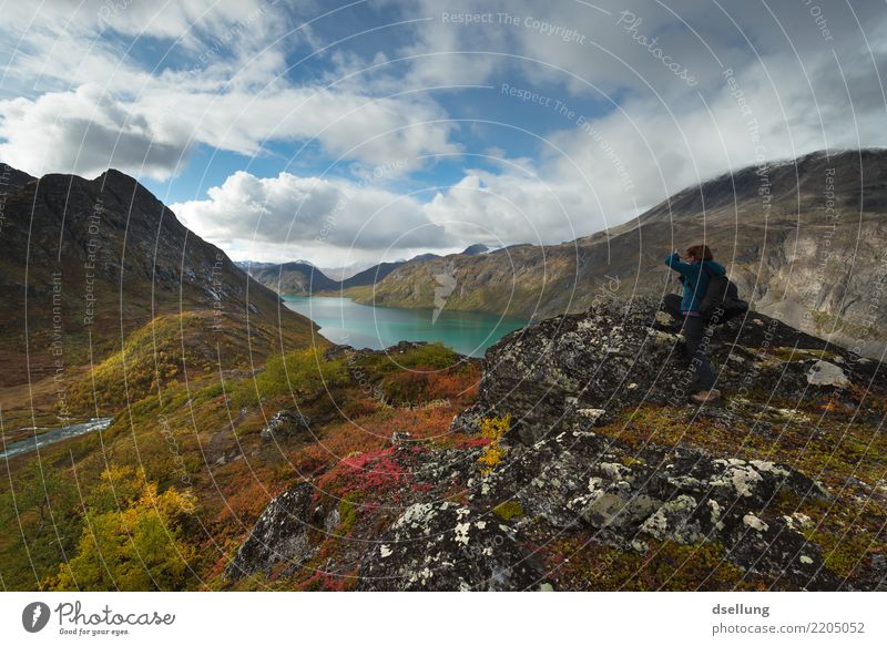 See in den Bergen im Herbst von einer Frau entdeckt Ferien & Urlaub & Reisen Ausflug Abenteuer Ferne Freiheit Sommer Sommerurlaub Berge u. Gebirge wandern