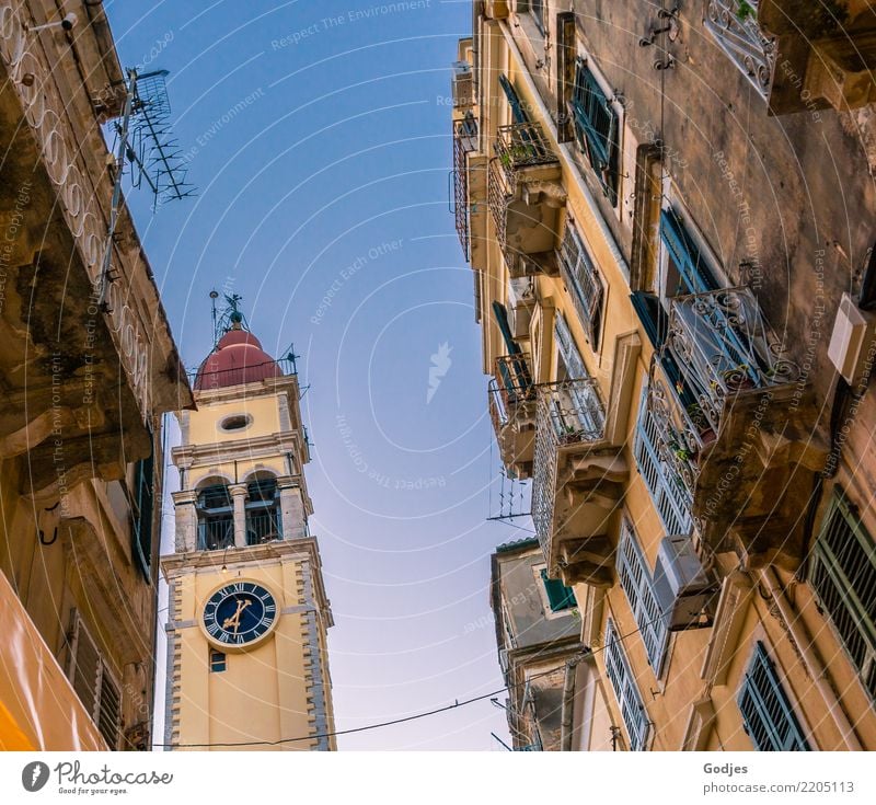 Blick auf einen Kirchturm aus einer Straßengasse heraus, Kérkira Korfu Hauptstadt Stadtzentrum Altstadt Menschenleer Haus Kirche Dom Fassade Balkon Fenster