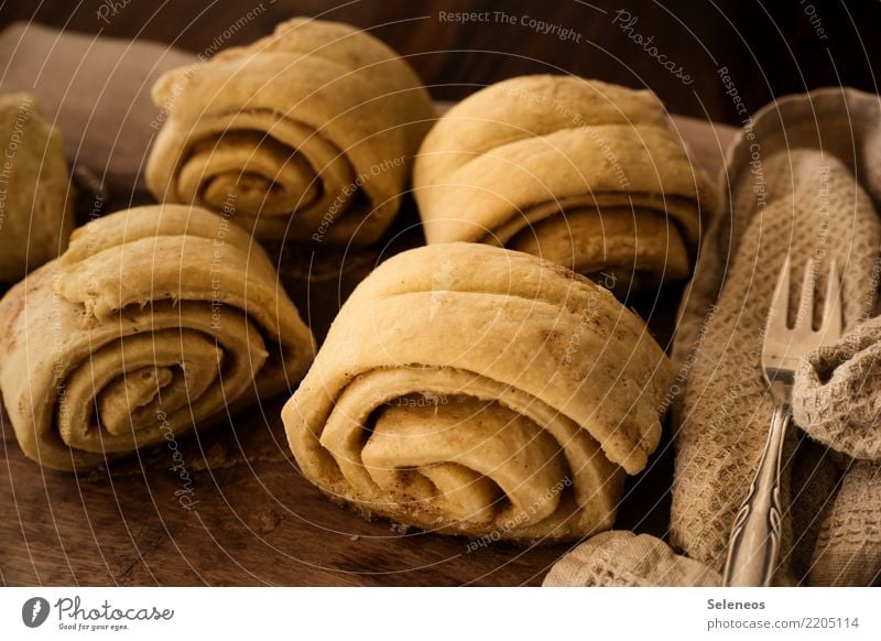 Zimt und Zucker Lebensmittel Getreide Teigwaren Backwaren Dessert Süßwaren Zimtschnecke Franzbrötchen Ernährung Essen Kaffeetrinken Picknick Bioprodukte