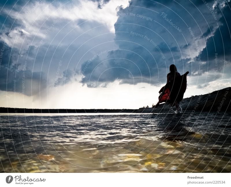 diabolique Mensch feminin Junge Frau Erwachsene Umwelt Natur Landschaft Wasser Wolken Gewitterwolken Sommer Klimawandel Schönes Wetter schlechtes Wetter