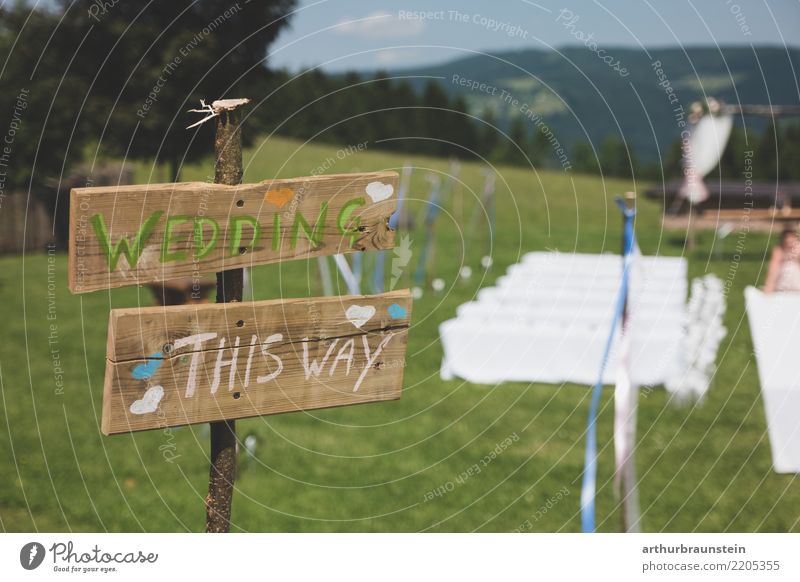 Hochzeit im Freien am Berg Lifestyle Stil Garten Feste & Feiern Leben Umwelt Landschaft Baum Gras Wald Hügel Berge u. Gebirge Schilder & Markierungen Holz