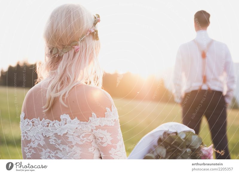 Hochzeitspaar genießt die Abendsonne Stil schön Haare & Frisuren Garten Mensch maskulin feminin Junge Frau Jugendliche Junger Mann Paar Partner Leben 2