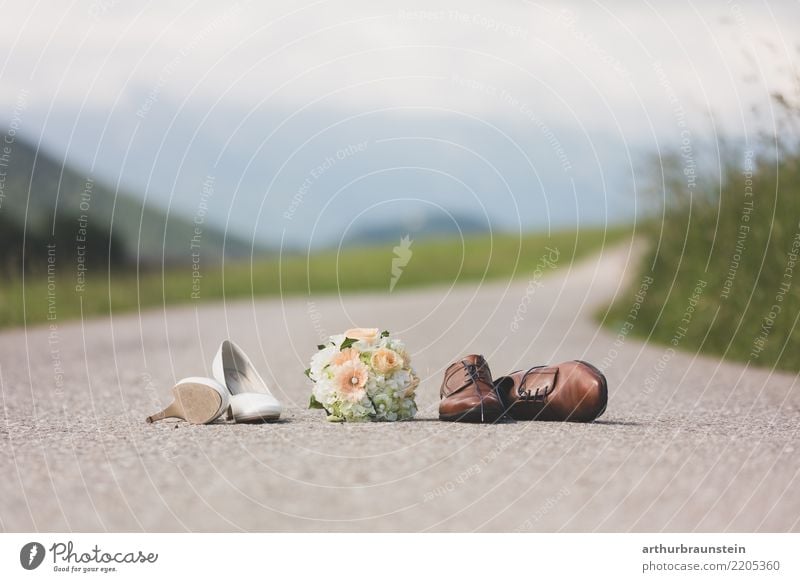 Hochzeitspaar lässt Schuhe auf gemeinsamen Weg stehen Lifestyle kaufen harmonisch Feste & Feiern Wirtschaft Team Natur Landschaft Sommer Pflanze Blume Blatt