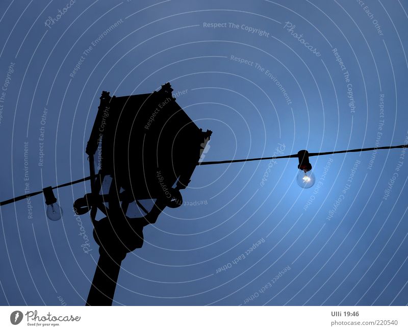 Halte durch, du Auslaufmodell! Lampe Luft Himmel Wolkenloser Himmel Nachthimmel Menschenleer Metall Linie glänzend hängen leuchten authentisch dunkel historisch